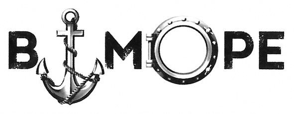 в море