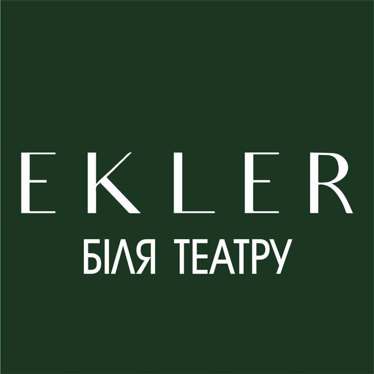 біля театру